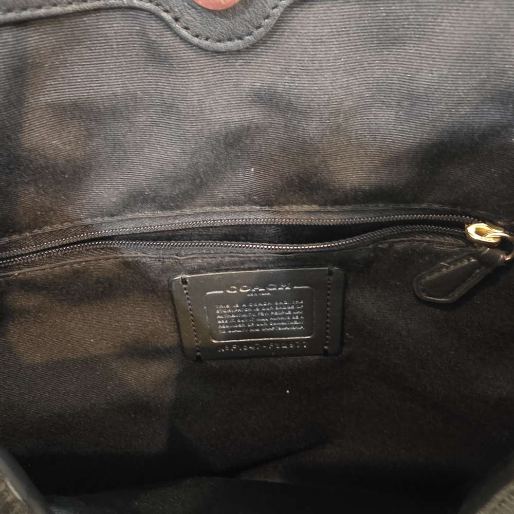 Coach Black Leather Shoulder Bag with Textured Design - Picture 4 of 8